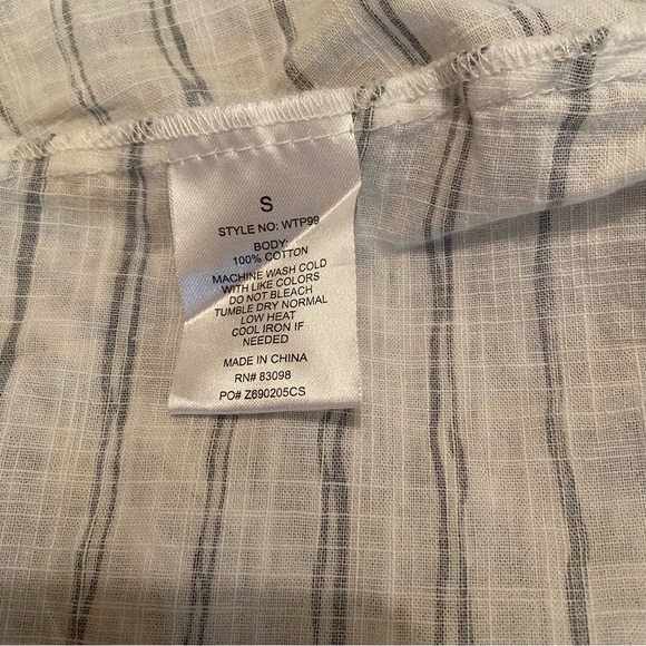 Ci Sono peplum sleeveless blouse. 100% cotton. White with blue pin stripes. - Picture 4 of 5